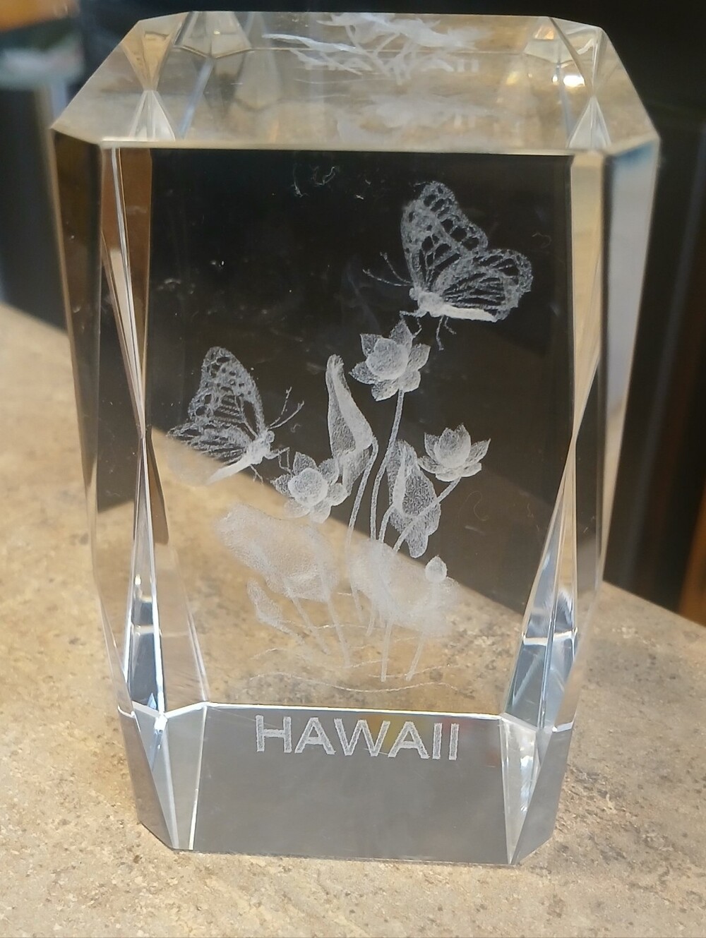 Vintage Hawaii 3D Laser-etched Cystal Glass Paperweight - Picture 6 of 6